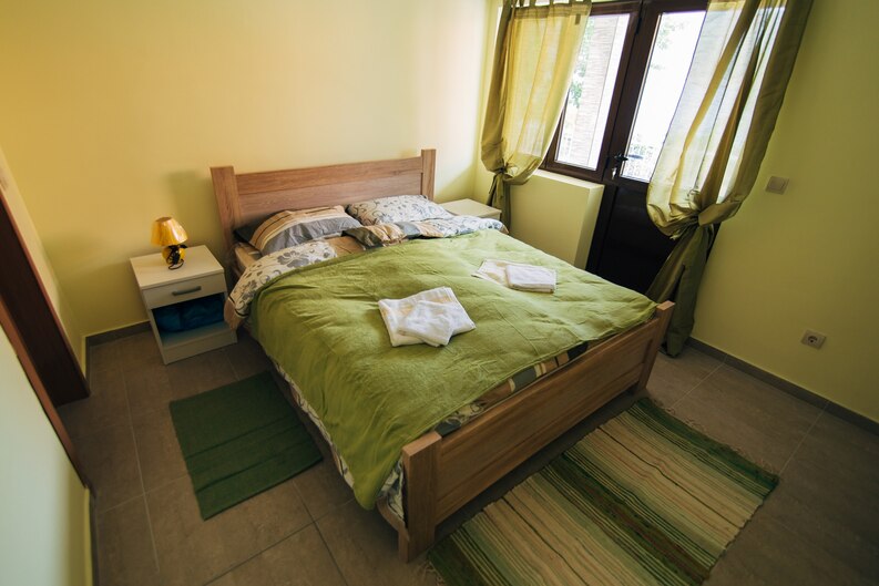 [fpdl.in]_interior-bedroom-green-colors_278455-5099_medium